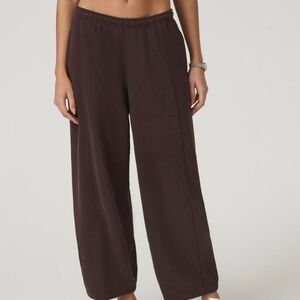 Vuori Sedona Barrel Crop Sweatpant in French Roast